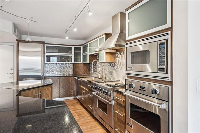 803 W 48th Street 402, Kansas City, MO 64112