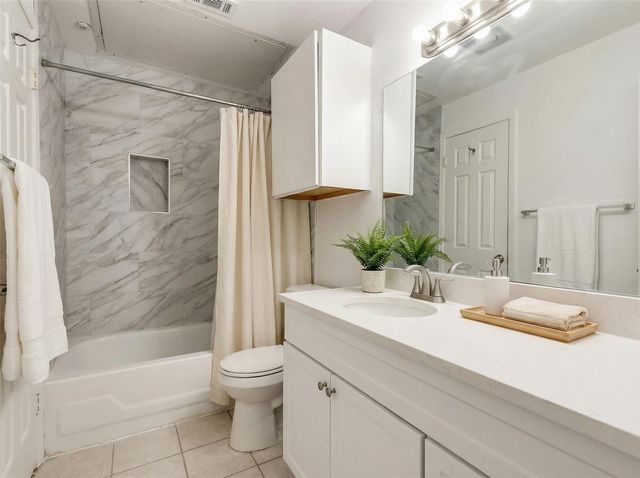 807 W 25th ST 214, Austin, TX 78705