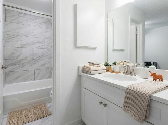 807 W 25th ST 214, Austin, TX 78705