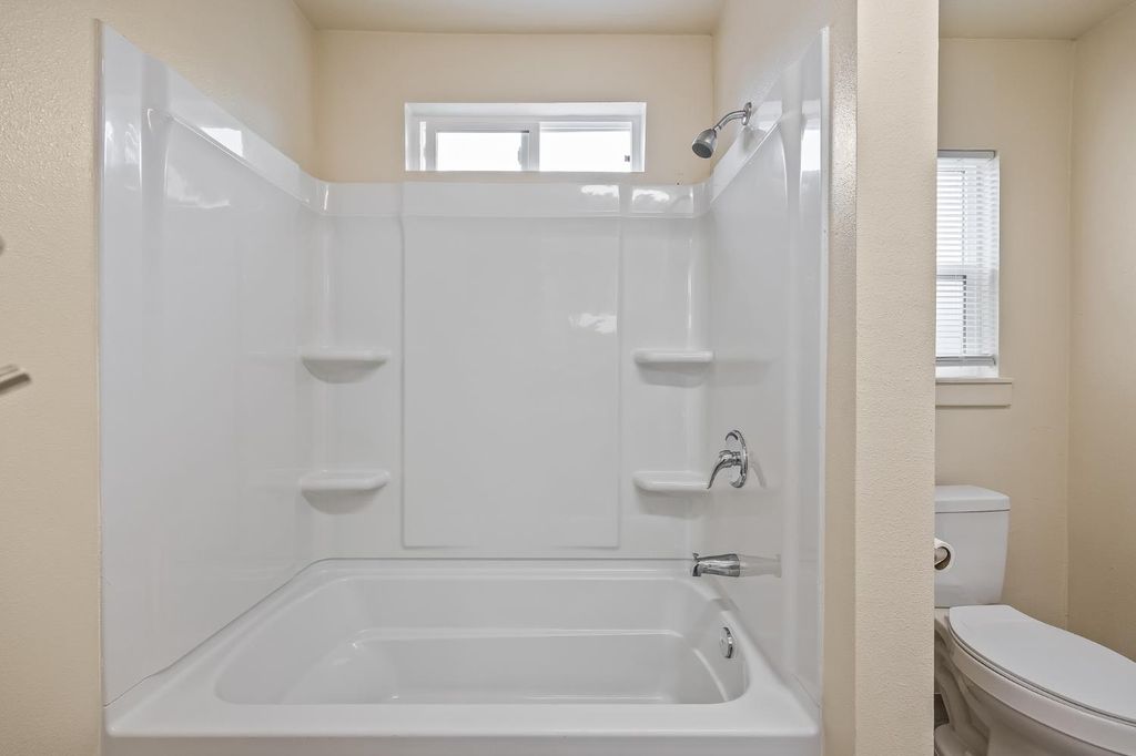 Image 10 of property listing at 2835 E Tyler Avenue, Fresno, CA 93701