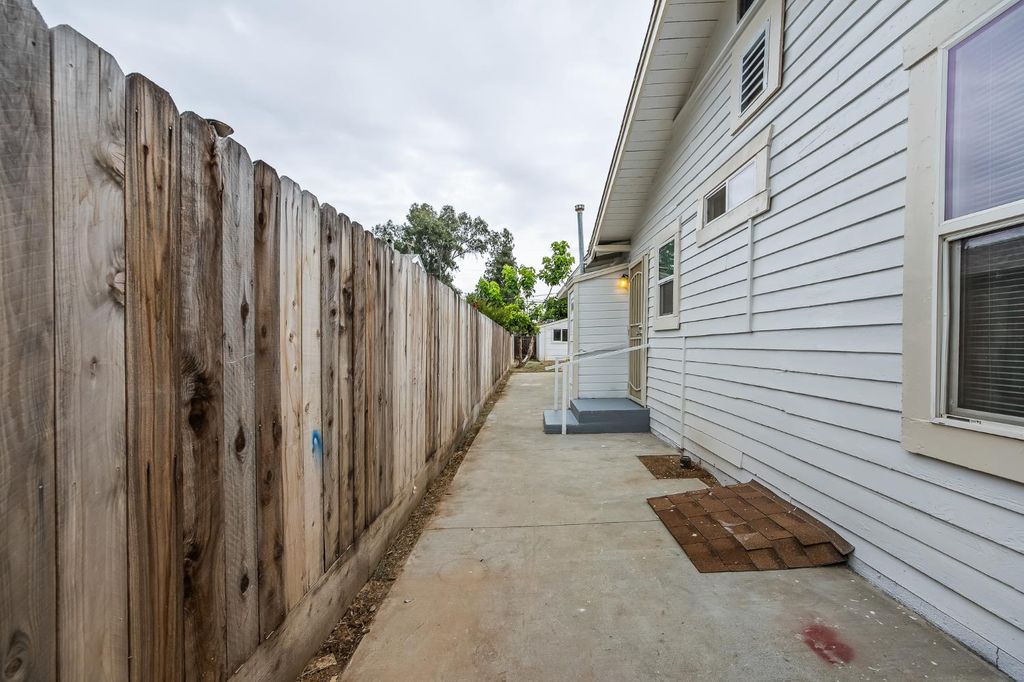 Image 14 of property listing at 2835 E Tyler Avenue, Fresno, CA 93701