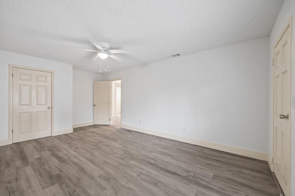 Image 7 of property listing at 2835 E Tyler Avenue, Fresno, CA 93701