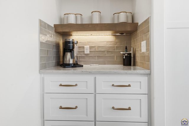 4108 SW Postoak DR, Topeka, KS 66610