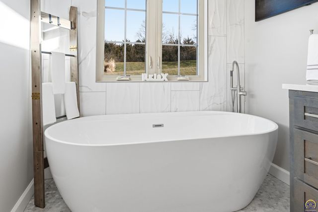 4108 SW Postoak DR, Topeka, KS 66610