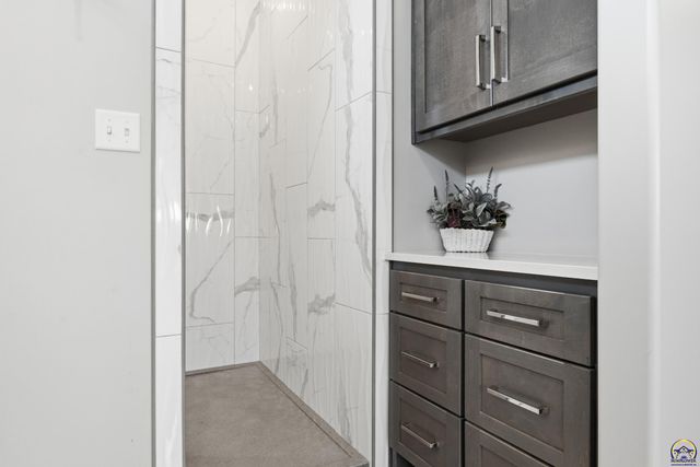 4108 SW Postoak DR, Topeka, KS 66610