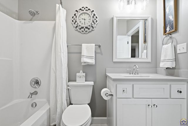 4108 SW Postoak DR, Topeka, KS 66610