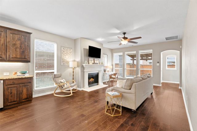 800 Kirby Drive, Lantana, TX 76226