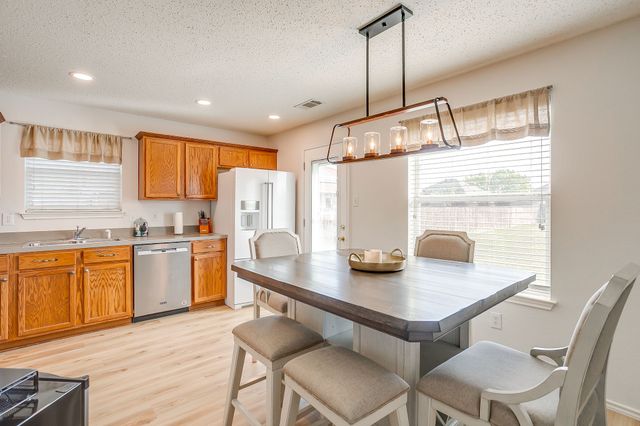 1700 Wolf Creek Drive, Arlington, TX 76018