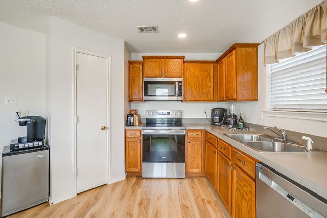 1700 Wolf Creek Drive, Arlington, TX 76018