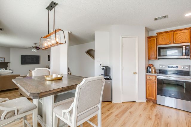 1700 Wolf Creek Drive, Arlington, TX 76018