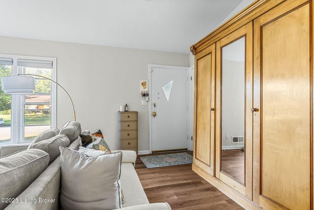 1515 Vivian Ln, Louisville, KY 40205