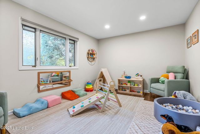 1515 Vivian Ln, Louisville, KY 40205