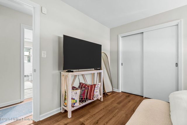 1515 Vivian Ln, Louisville, KY 40205