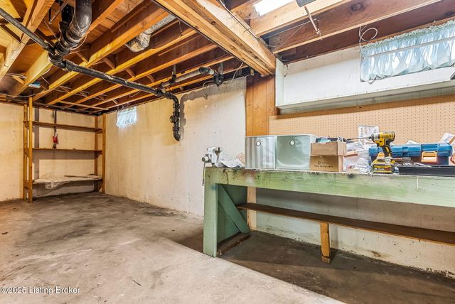 1515 Vivian Ln, Louisville, KY 40205