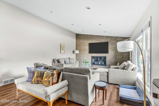 1515 Vivian Ln, Louisville, KY 40205