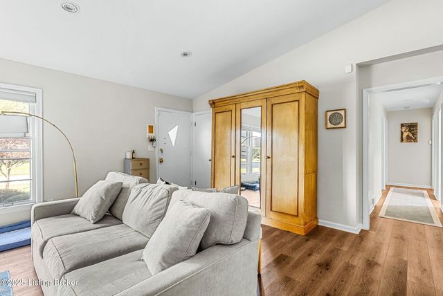 1515 Vivian Ln, Louisville, KY 40205