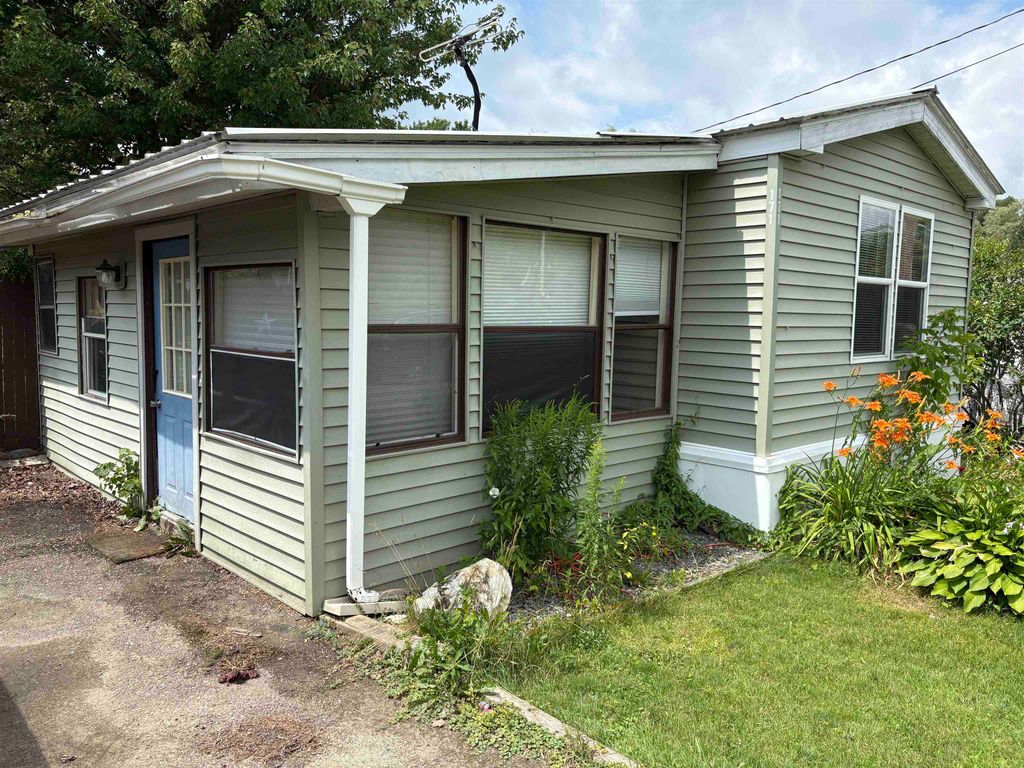171 Kneeland Flats Trailer Park, Waterbury, VT 05676
