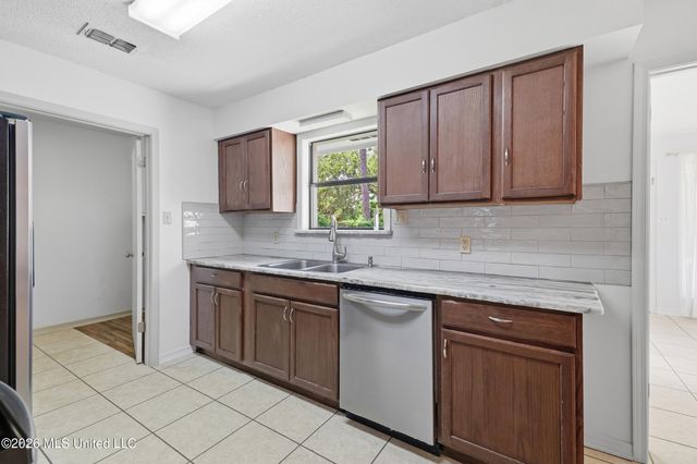 5428 Diamondhead Drive E, Diamondhead, MS 39525
