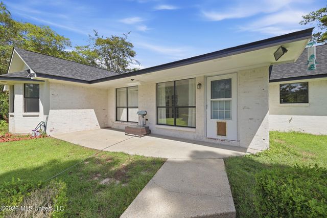 5428 Diamondhead Drive E, Diamondhead, MS 39525