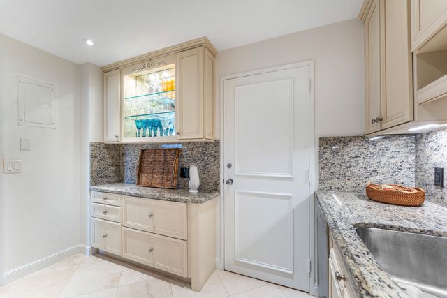 100 Sunrise Avenue 518, Palm Beach, FL 33480