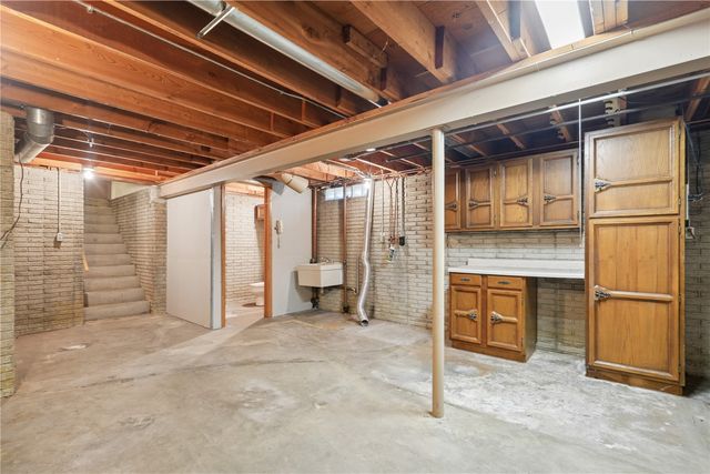3611 1st Ave SW, Cedar Rapids, IA 52405