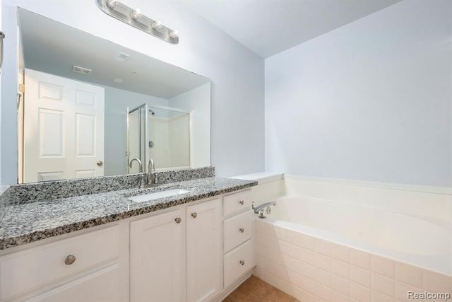 28139 Carlton Way Drive, Novi, MI 48377