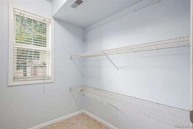 28139 Carlton Way Drive, Novi, MI 48377