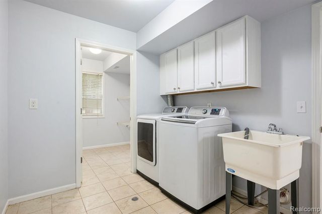 28139 Carlton Way Drive, Novi, MI 48377