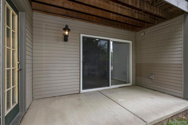 28139 Carlton Way Drive, Novi, MI 48377