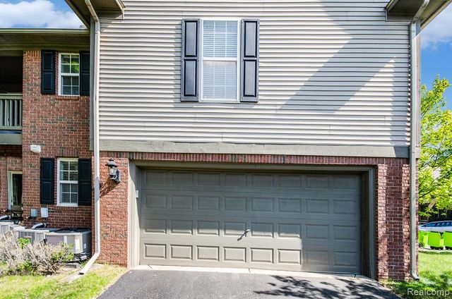 28139 Carlton Way Drive, Novi, MI 48377