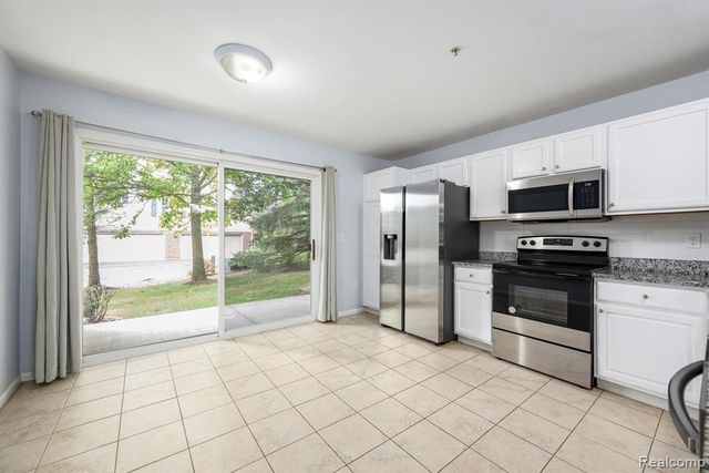 28139 Carlton Way Drive, Novi, MI 48377