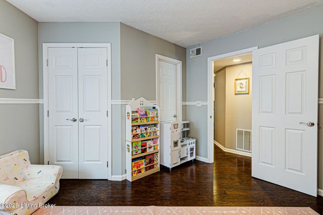 4710 Middlesex Dr, Louisville, KY 40245