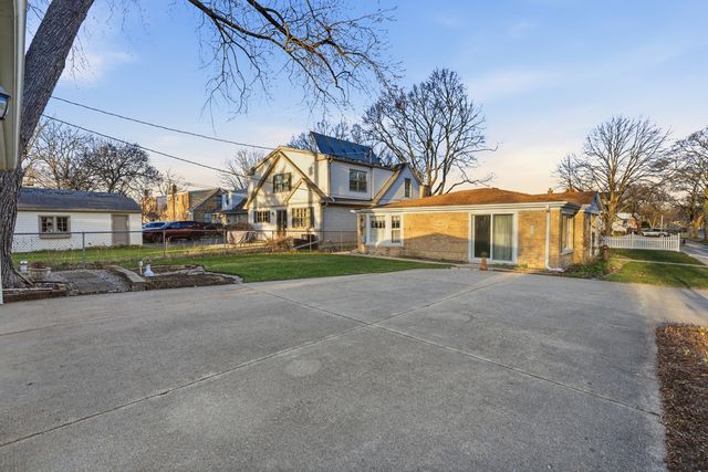 1010 W Elm Street, Arlington Heights, IL 60004