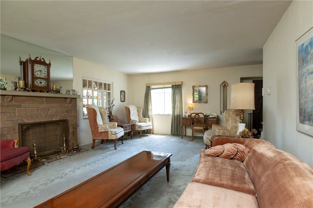 136 Colson Dr, Pleasant Hills, PA 15236
