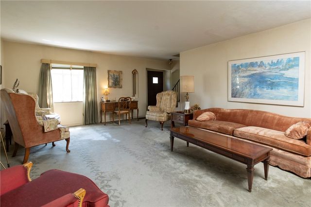 136 Colson Dr, Pleasant Hills, PA 15236