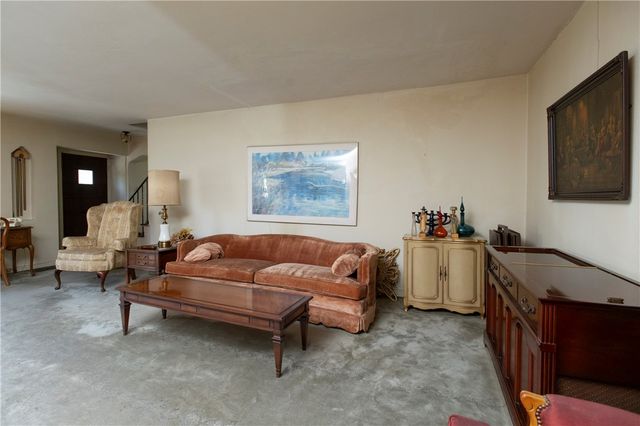 136 Colson Dr, Pleasant Hills, PA 15236