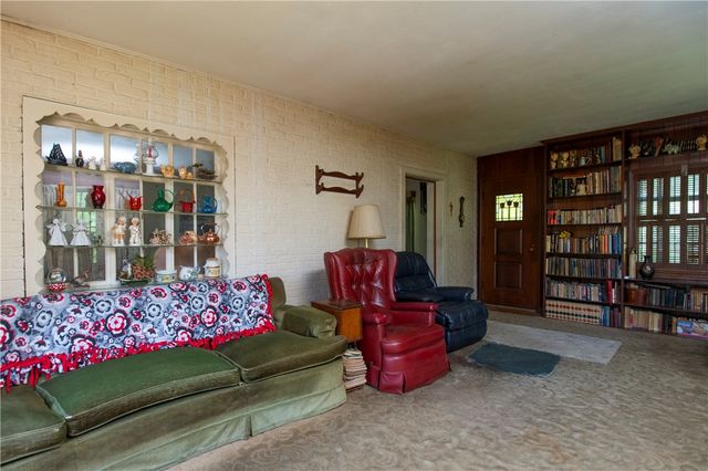 136 Colson Dr, Pleasant Hills, PA 15236