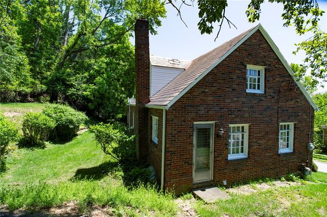 136 Colson Dr, Pleasant Hills, PA 15236