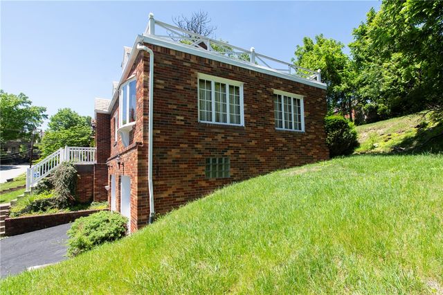 136 Colson Dr, Pleasant Hills, PA 15236