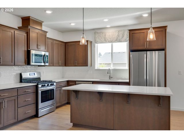 1917 N HYSSOP St, Canby, OR 97013