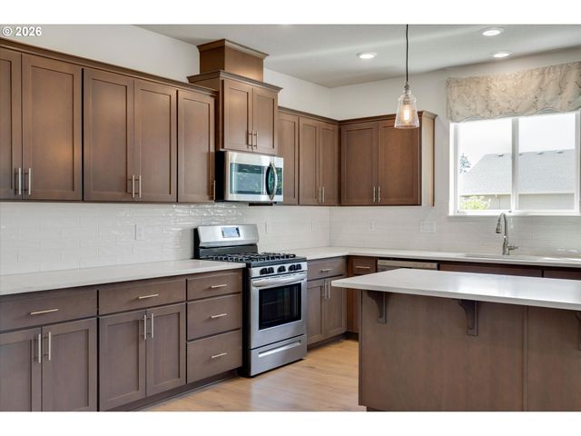 1917 N HYSSOP St, Canby, OR 97013