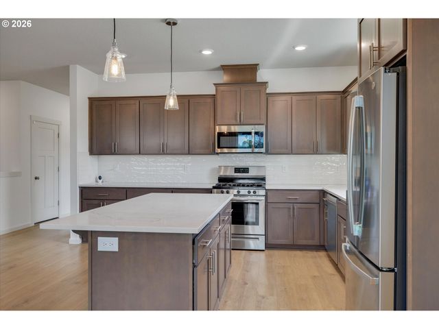 1917 N HYSSOP St, Canby, OR 97013