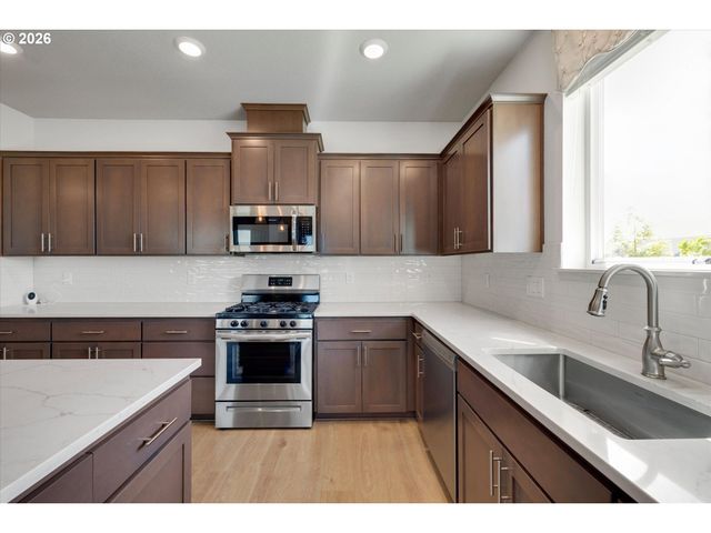 1917 N HYSSOP St, Canby, OR 97013