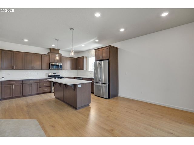 1917 N HYSSOP St, Canby, OR 97013