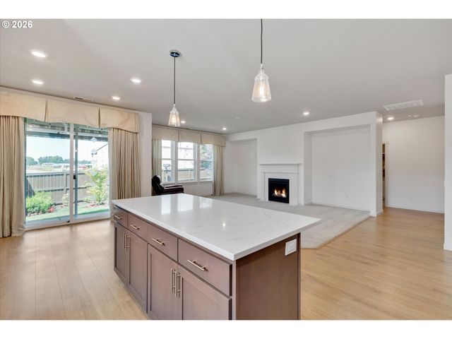 1917 N HYSSOP St, Canby, OR 97013