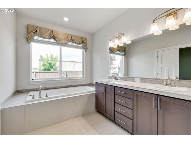 1917 N HYSSOP St, Canby, OR 97013