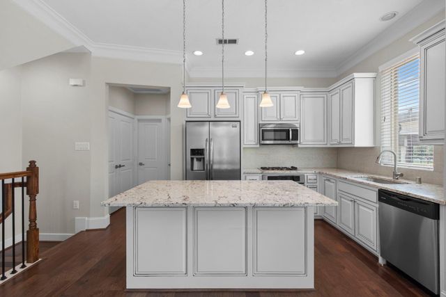 702 N Shepherd Drive, Houston, TX 77007