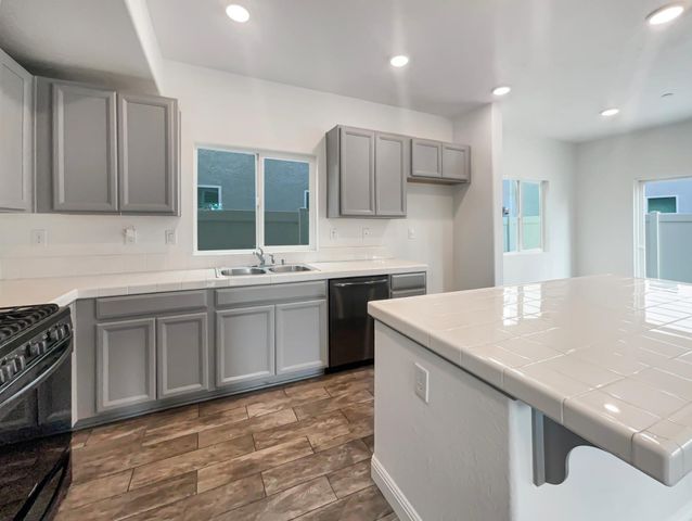 3710 Roseparke Way, Sacramento, CA 95834