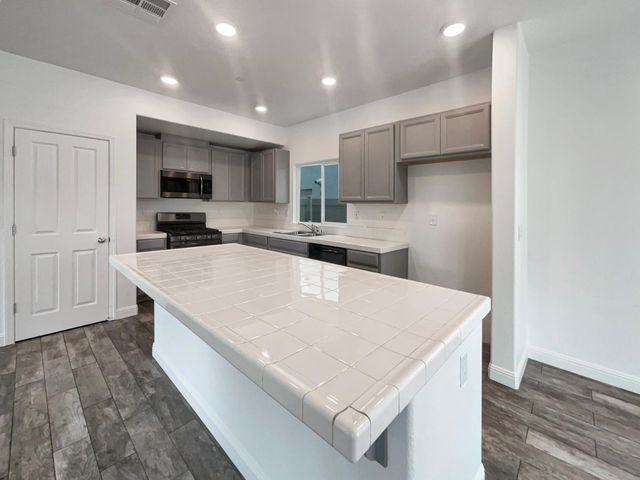 3710 Roseparke Way, Sacramento, CA 95834