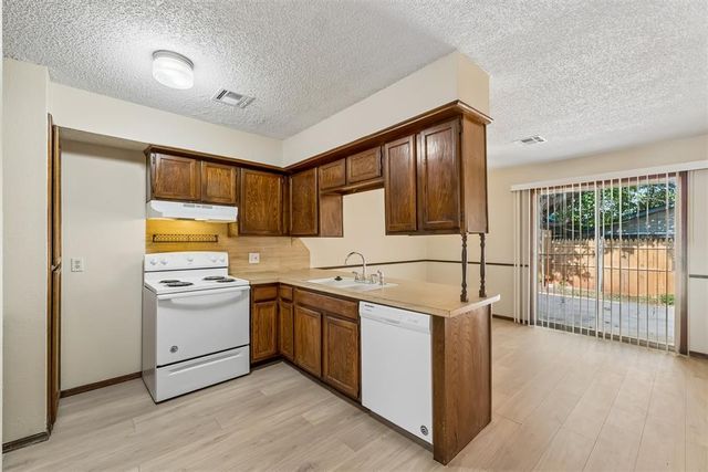 208 Hudson Place, Midwest City, OK 73110